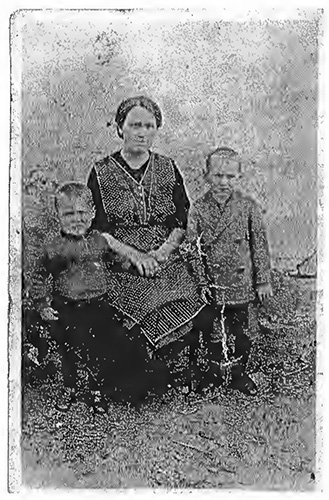 Die Familievon Otto PaulHermannKnöpfer. Die Mutter mit den beidenJungen,I. Arthur, r. Otto, 1917